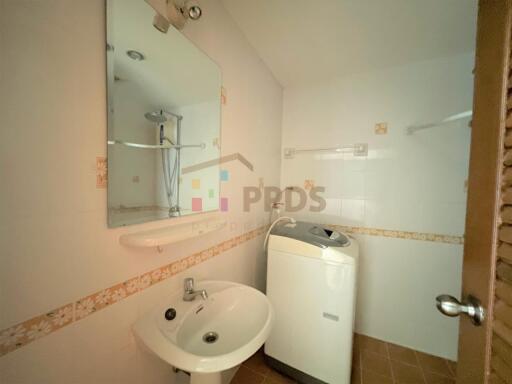 Low rise 2 bedrooms for rent near Prompong