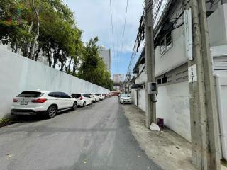 Townhouse/Shop house for rent at Sathorn area