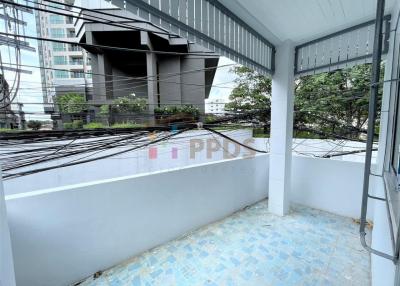 Townhouse/Shop house for rent at Sathorn area