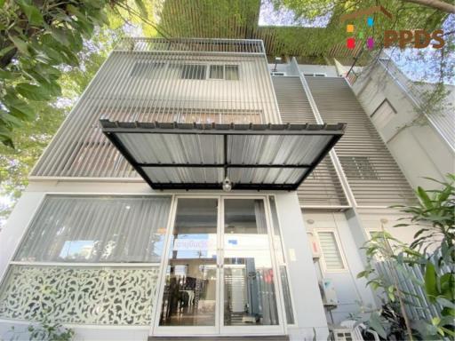 350 Sqm., 5 Beds, 4 Baths House listed for ฿ 25,000,000.