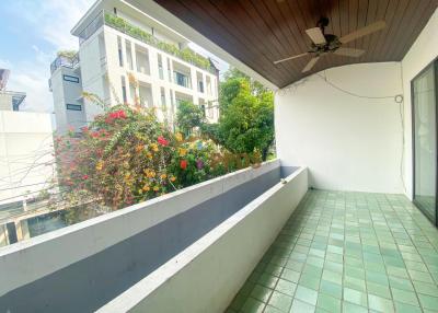 Townhouse for Sale Sukhumvit 31 (Soi Sawasdee) corner unit