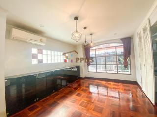 Townhouse for Sale Sukhumvit 31 (Soi Sawasdee) corner unit