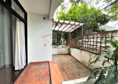 Big balcony 3 bedrooms for rent at Sukhumvit 26 close to BTS Prompong Station