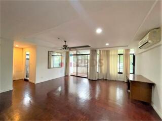 Big balcony 3 bedrooms for rent at Sukhumvit 26 close to BTS Prompong Station