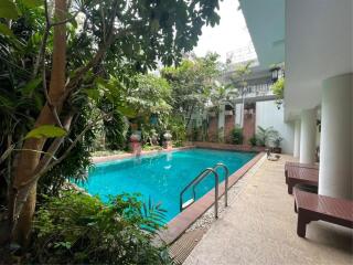 Big balcony 3 bedrooms for rent at Sukhumvit 26 close to BTS Prompong Station