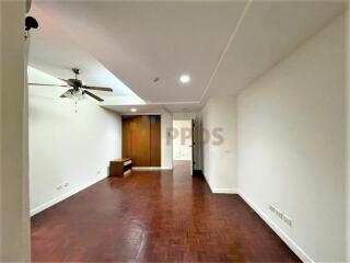 Big balcony 3 bedrooms for rent at Sukhumvit 26 close to BTS Prompong Station