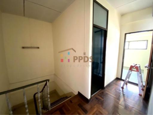 For sale townhouse on Sukhumvit 71 connecting with Ekkamai 22 with lots of living space and need renovation.