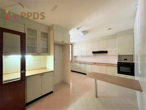 3 Bedrooms for rent Sukhumvit 23 near Srinakharinwirot University