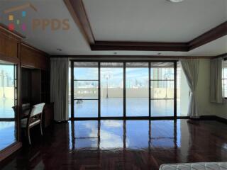 Big balcony 4 bedrooms for rent at Sukhumvit 23