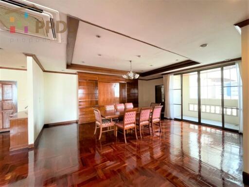 Big balcony 4 bedrooms for rent at Sukhumvit 23