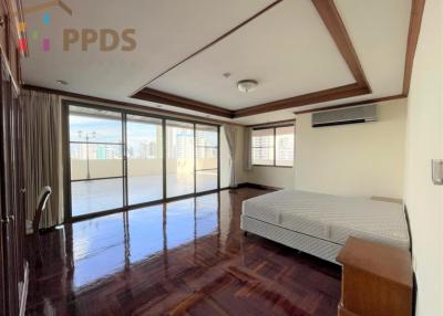 Big balcony 4 bedrooms for rent at Sukhumvit 23