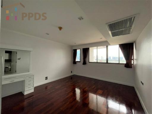 Lake view 4 Bedrooms for rent at Asoke