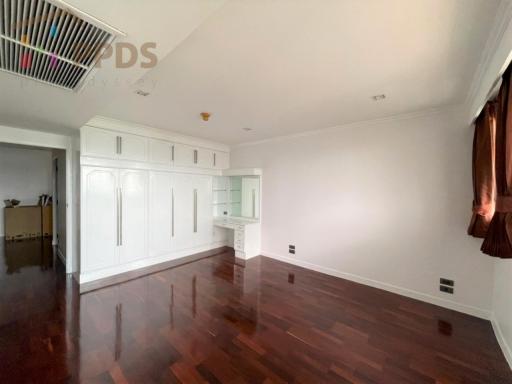 Lake view 4 Bedrooms for rent at Asoke