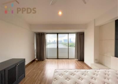 Lake view 3 Bedrooms for rent at Sukhumvit near BTS Skytrain