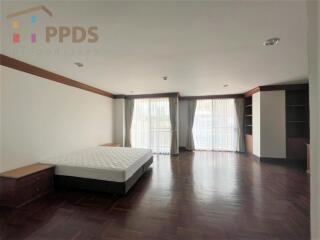 Duplex room for rent walking distance to Benjisiri Park Sukhumvit 24