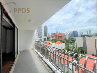 Duplex room for rent walking distance to Benjisiri Park Sukhumvit 24