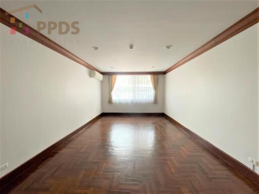 Duplex room for rent walking distance to Benjisiri Park Sukhumvit 24