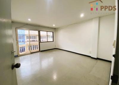 For sale Commercial Building Lad Ya – Wongwian Yai