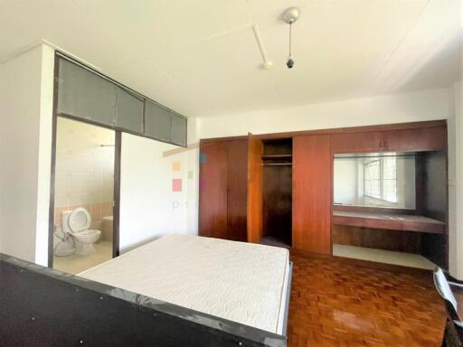 Low rise 2 beds apartment for rent at Sukhumvit soi 26