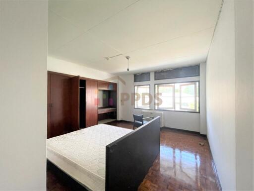 Low rise 2 beds apartment for rent at Sukhumvit soi 26