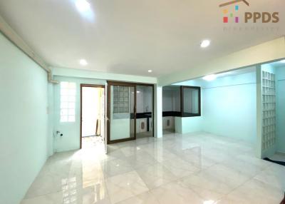 Sale/Rent Townhouse in the heart of Sukhumvit Promphong area