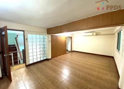 Sale/Rent Townhouse in the heart of Sukhumvit Promphong area