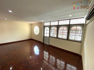 Sale/Rent Townhouse in the heart of Sukhumvit Promphong area