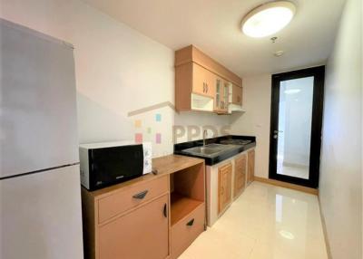 2 Bedrooms for rent at Asoke road, close to Srinakharinwirot University.