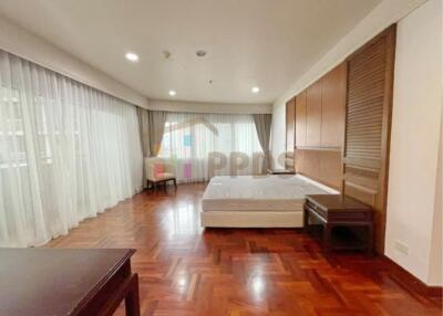 Special price 3 bedrooms for rent near BTS Prompong !!!