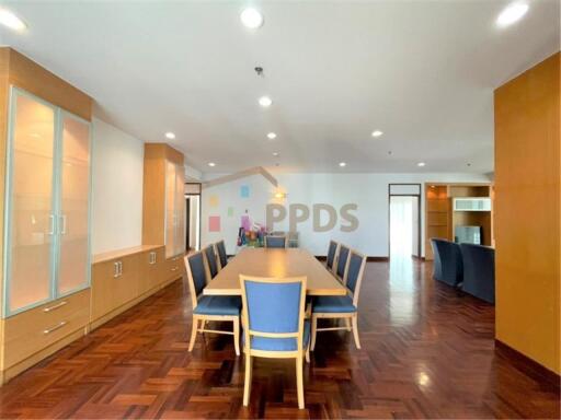 3 Bedrooms for rent at Sukhumvit 24, Close to BTS Prompong