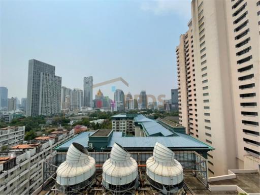 Long balcony 3 beds for rent at Sathorn near MRT Lumpini