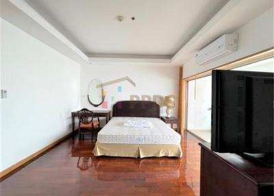 Long balcony 3 beds for rent at Sathorn near MRT Lumpini