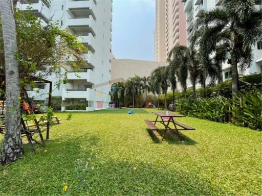 Long balcony 3 beds for rent at Sathorn near MRT Lumpini