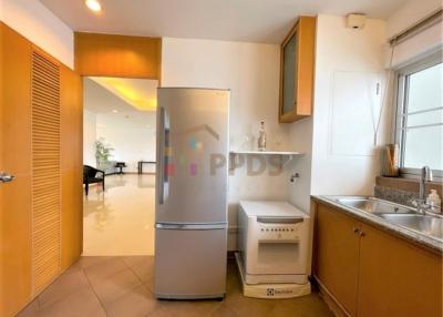 Large 3 bedrooms for rent close to Lumpini Park