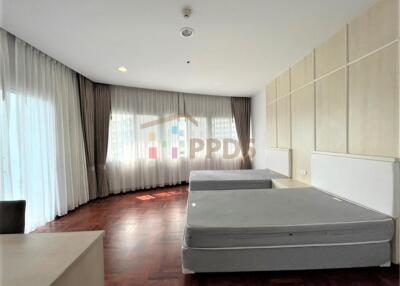 3 bedrooms for rent at Prompong near Emporium shopping mall