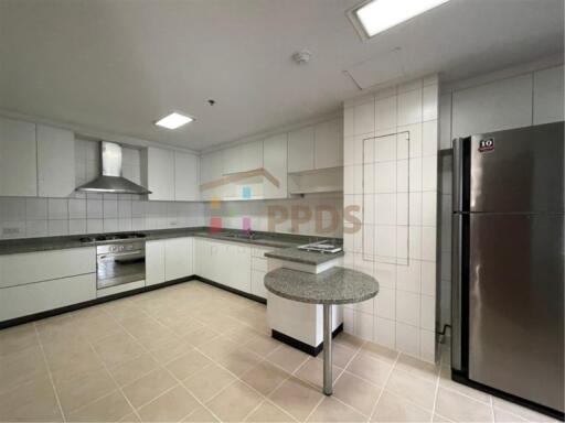 3 bedrooms for rent at Prompong near Emporium shopping mall