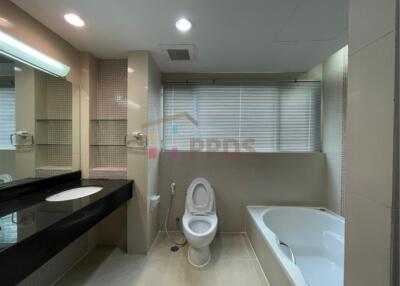 3 bedrooms for rent at Prompong near Emporium shopping mall