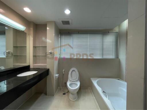 3 bedrooms for rent at Prompong near Emporium shopping mall