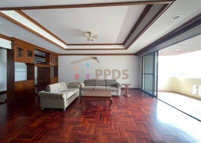 Big 3 Bedrooms for rent at Sukhumvit 43, near BTS Prompong