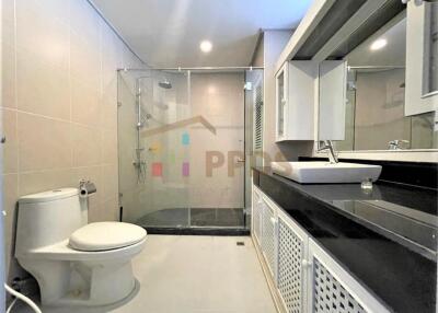 Modern style 3 bedrooms close to BTS and MRT