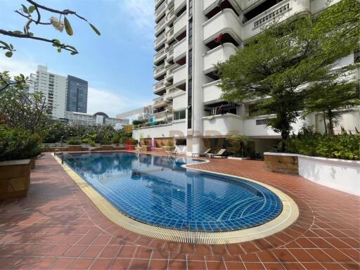 Modern style 3 bedrooms close to BTS and MRT