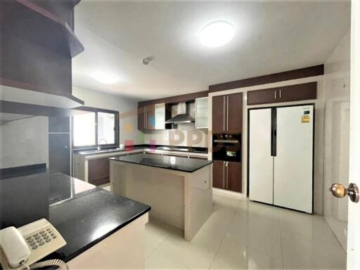 Modern style 3 bedrooms close to BTS and MRT