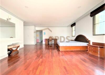 Modern style 3 bedrooms close to BTS and MRT