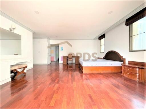 Modern style 3 bedrooms close to BTS and MRT