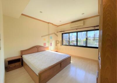 Big balcony 3 bedrooms for rent near BTS Prompong