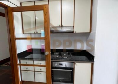 3 Bedrooms for rent walking distance to BTS Prompong