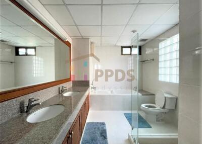 3 Bedrooms for rent walking distance to BTS Prompong