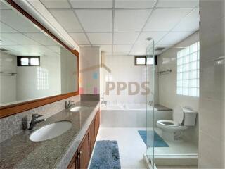 3 Bedrooms for rent walking distance to BTS Prompong