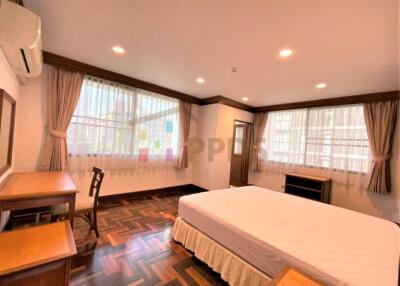 3 Bedrooms for rent walking distance to BTS Prompong