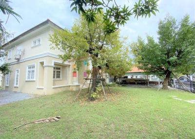 For sale the house in compound with lake at Laddawan Pinklao-Baromratchonnee